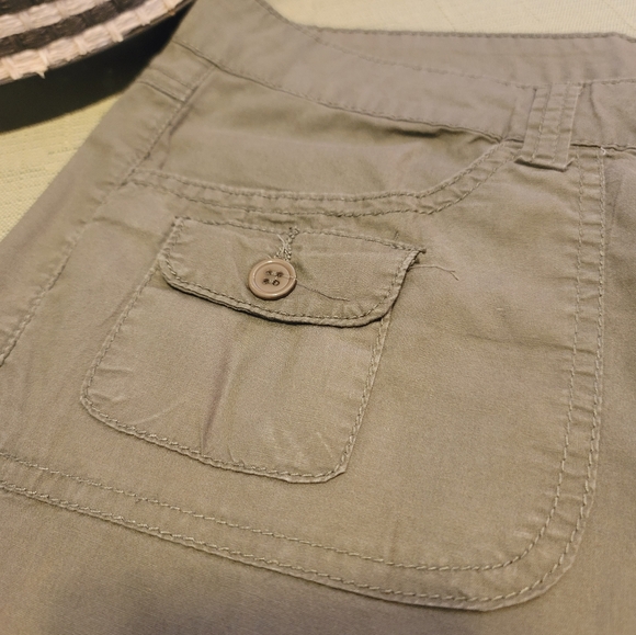 Olive Khaki Capris {Dot's}, Size 11/12 - Picture 7 of 11